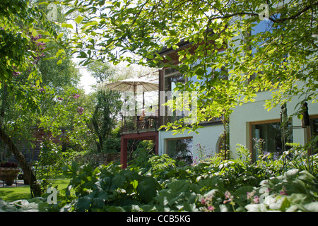 Vue vers la maison contemporaine au printemps garde. Banque D'Images