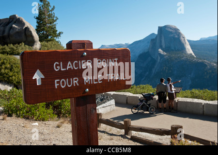 Demi Dôme vu du sentier panoramique Point glaciaire. Le Parc National Yosemite. La Californie. USA Banque D'Images