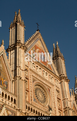 La façade richement décoré de la cathédrale d'Orvieto, Italie. Banque D'Images