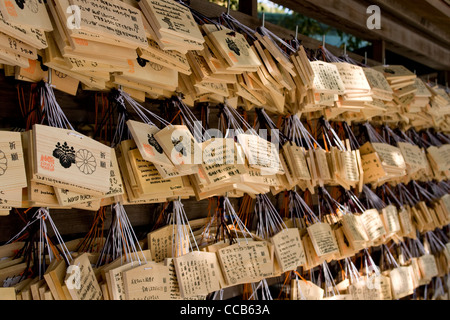 Des tablettes de bois avec des prières au temple Shinto à Tokyo Banque D'Images