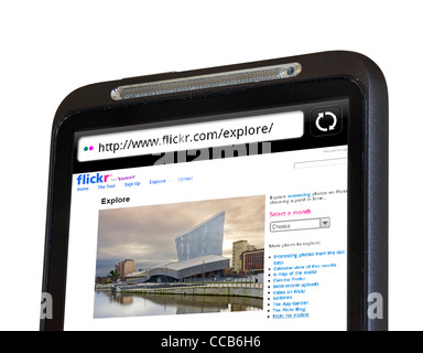 Explorer le site de partage de photos Flickr sur un smartphone HTC Banque D'Images