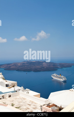 Bateau de croisière dans Thira, Santorin, Grèce Banque D'Images