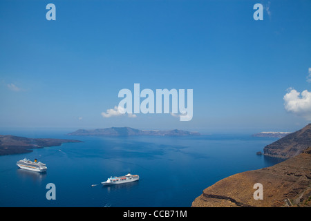 Les navires de croisière à Thira, Santorin, Grèce Banque D'Images