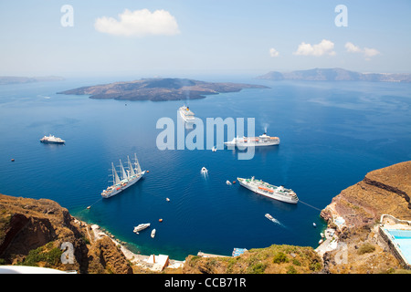 Les navires de croisière à Thira, Santorin, Grèce Banque D'Images