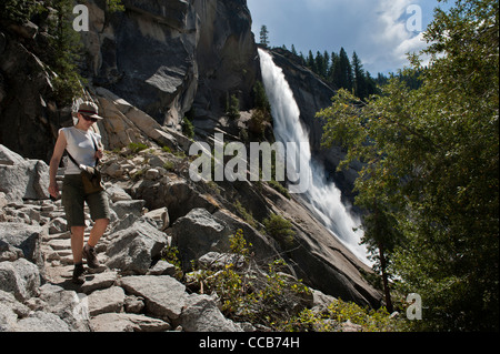 Les jeunes filles le sentier de randonnée de la brume. Le Parc National Yosemite. La Californie. USA Banque D'Images