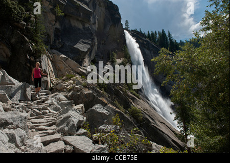 Les jeunes filles le sentier de randonnée de la brume. Le Parc National Yosemite. La Californie. USA Banque D'Images