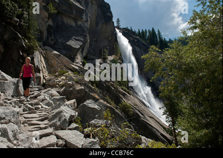 Les jeunes filles le sentier de randonnée de la brume. Le Parc National Yosemite. La Californie. USA Banque D'Images