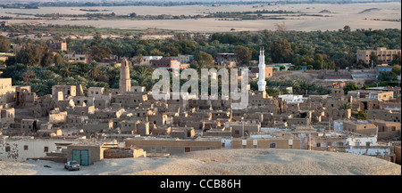 Vue panoramique depuis le désert Lodge à la recherche vers le bas sur El-Qasr à Dakhla Oasis. Désert de l'Ouest, l'Egypte Banque D'Images