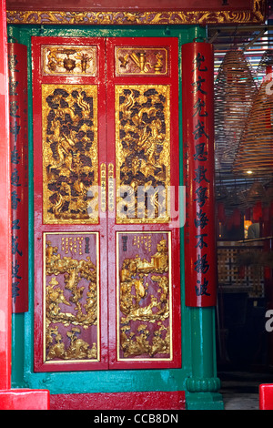 Rouge et Or porte d'entrée de temple Man Mo Sheung Wan hong kong Hong Kong Chine Asie Banque D'Images