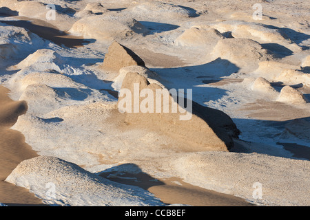 L'intrusion de calcaire blanc sur le bord du champ yardang Dakhla Oasis Afrique Egypte Banque D'Images