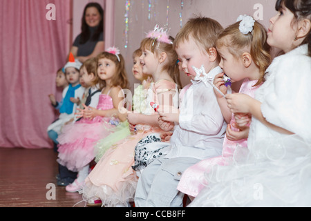 Fête du nouvel An Russe à l'école maternelle avec Ded Moroz (grand-père) le gel et la neige-Maiden. Peu d'enfants jouant Banque D'Images