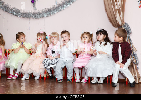 Fête du nouvel An Russe à l'école maternelle avec Ded Moroz (grand-père) le gel et la neige-Maiden. Peu d'enfants jouant Banque D'Images