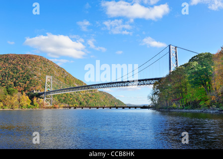 Bear avec Hudson River Bridge et à l'automne feuillage coloré avec de l'eau et la réflexion. Banque D'Images