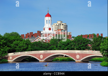 John W. Semaines Bridge et la tour de l'horloge sur Charles River dans l'Université de Harvard à Boston campus d'arbres, de bateaux et de ciel bleu. Banque D'Images