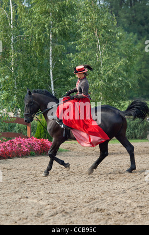 La Hongrie, Budapest, lazsr. lovaspark horse show traditionnel hongrois. de la femme sur le côté. Banque D'Images