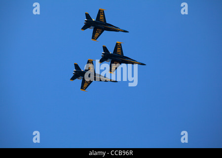 Trois avions de chasse des Blue Angels de l'USAF en formation serrée en bleu ciel. Banque D'Images