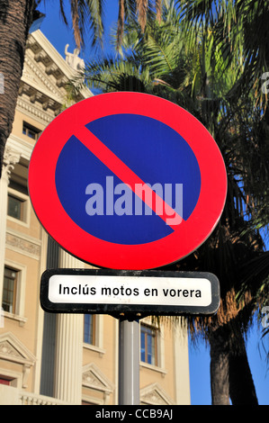 Barcelone, Espagne. No Parking sign "y compris des vélos sur le trottoir' Banque D'Images