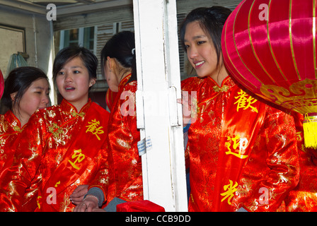 Paris, France, chinois traditionnel des femmes en robes de soie rouge, défiler dans le nouvel an chinois carnaval de rue dans le quartier du Marais. Banque D'Images