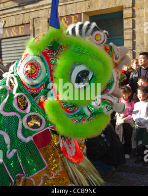 Paris, France, gros plan, tête de dragon traditionnel chinois, défilé dans le carnaval du nouvel an chinois dans la rue dans le quartier du Marais « année des dragons » observation des enfants Banque D'Images