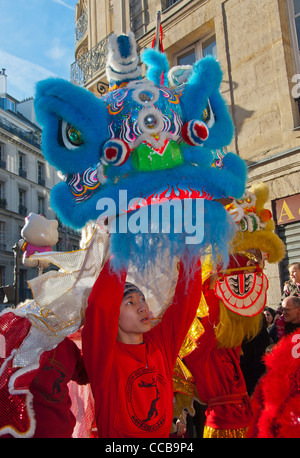 Paris, France, gros plan, Teen chinois avec tête de dragons traditionnelle, défilé dans le carnaval du nouvel an chinois dans la rue dans le quartier du Marais Banque D'Images