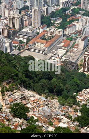 Rio de Janeiro, Brésil. Dona Marta bidonville 'favela' dans le premier plan avec l'école de Santo Ignacio et immeubles de grande hauteur derrière ; voir à la sud-ouest. Banque D'Images