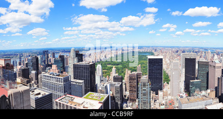 New York City Manhattan Midtown panorama aérien avec vue sur central park et les gratte-ciel dans la journée. Banque D'Images