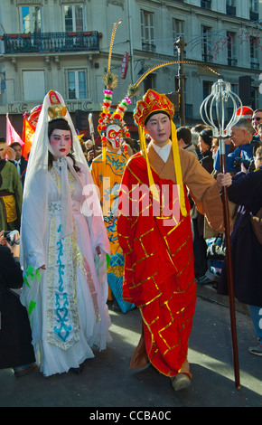 Paris, France, les femmes en costume traditionnel chinois, défiler dans le nouvel an chinois Carnaval dans Street Banque D'Images