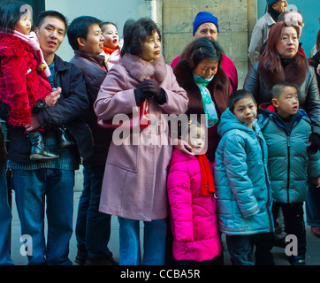 Paris, France, Portrait, foule, debout, regarder dans Chinatown, familles asiatiques avec enfants, au nouvel an chinois, rue de la ville, Banque D'Images