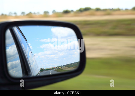 Road se reflétant dans les miroirs d'une voiture weda Banque D'Images