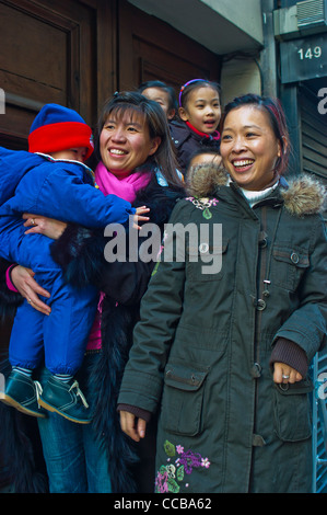 Paris, France, portrait,personnes de groupe, femmes, Chinatown, familles asiatiques avec enfants, public regardant le défilé du nouvel an chinois, immigrants Europe Banque D'Images