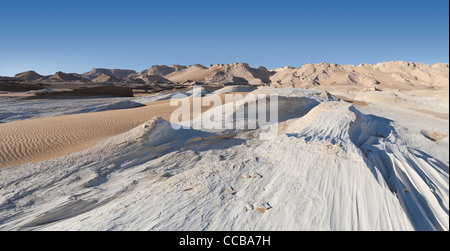 L'intrusion de calcaire blanc sur le bord du champ yardang Dakhla Oasis Afrique Egypte Banque D'Images
