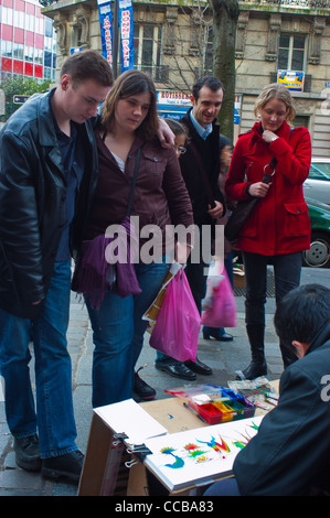 Paris, France, jeunes couples, à la recherche, regardant l'artiste de calligraphie chinoise dans la rue de Chinatown, quartier Banque D'Images