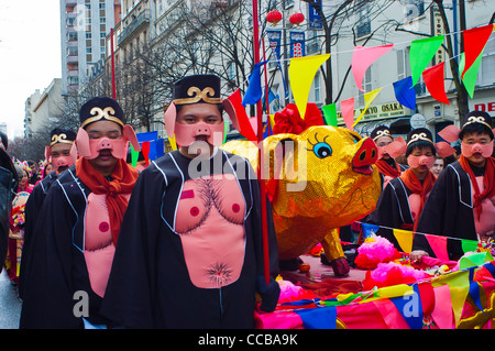 Paris, France, Français Les adolescents chinois en costumes traditionnels, défiler en chinois le Nouvel An Carnaval dans Street Banque D'Images