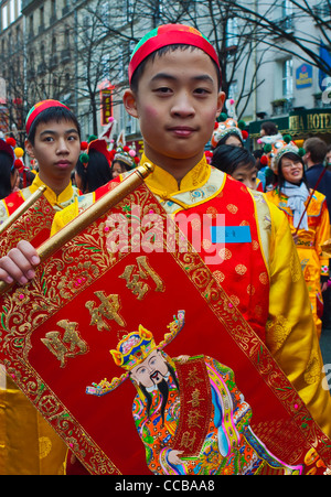 Paris, France, adolescents chinois en costume traditionnel, s défilant dans le carnaval 'nouvel an chinois' dans la rue, paris communauté chinoise colorée, garçons paris Banque D'Images