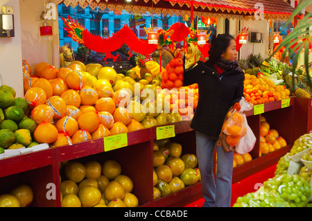 Paris, France, Woman Shopping à Chinatown, Asian Food Store, fruits frais, coloré Banque D'Images