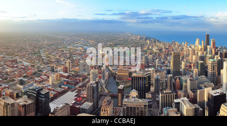 Chicago Downtown panorama au coucher du soleil Vue aérienne avec des gratte-ciel et sur les toits de la ville au bord du lac Michigan avec des nuages. Banque D'Images