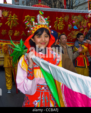 Paris, France, Chinatown, Asian female adolescents, en costume traditionnel, marcher dans le défilé annuel du Nouvel An chinois Banque D'Images