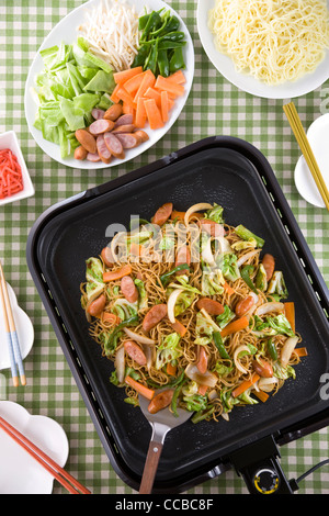 Nouilles frites sur une assiette chaude Banque D'Images