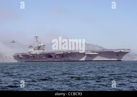 La classe Nimitz porte-avions USS Carl Vinson (CVN 70) entre dans la baie de San Francisco. Banque D'Images