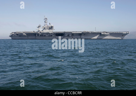 La classe Nimitz porte-avions USS Carl Vinson (CVN 70) entre dans la baie de San Francisco. Banque D'Images
