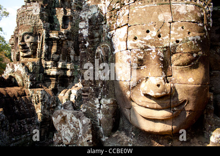 Les visages de sourire géant de Bayon Temple près de Ankor Watt, Cambodge Banque D'Images