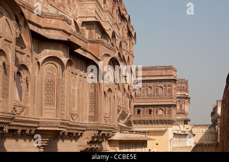 Vues de détails en treillis sculptés en grès et de l'architecture, à l'intérieur de Fort Mehrangarh, dans la région de Jodhpur, au Rajasthan, Inde Banque D'Images