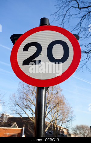 20 km/h de vitesse maximum debout signe de la circulation, England, UK. Banque D'Images