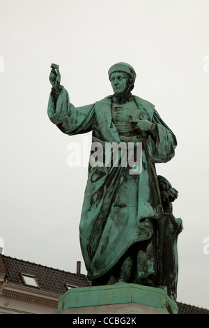 Statue de Laurens Coster (1370-1440) dans le Grote Markt, à Haarlem, aux Pays-Bas. Banque D'Images