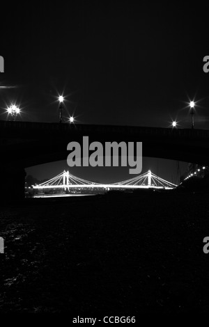 Albert Bridge vu de dessous l'un des arcs de Battersea Bridge, Battersea, Londres, UK Banque D'Images