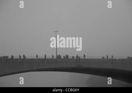 Misty view de navetteurs traversant Waterloo Bridge, South Bank, Londres, UK Banque D'Images