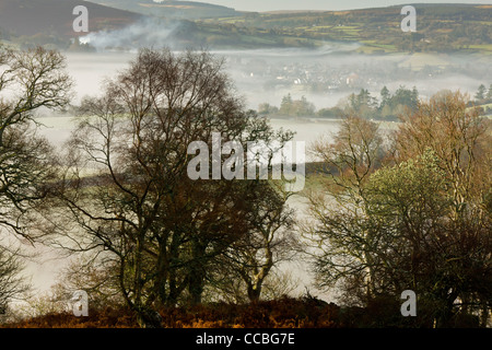 Brume matinale sur Chagford et de Dartmoor, vu de Whiddon Down Deer Park. Teign Valley, Dartmoor. Banque D'Images