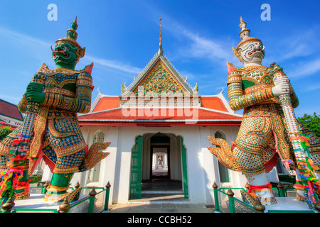 Les tuteurs à l'entrée | Wat Arun (Temple de l'aube) | Bangkok Banque D'Images