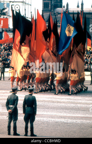 Manifestation du 1er mai 1960 à Berlin Est avec banderoles et drapeaux. Banque D'Images