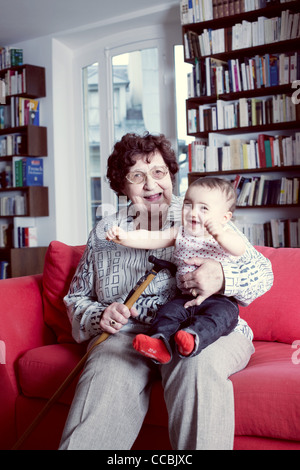 Grand-mère holding baby granddaughter, portrait Banque D'Images